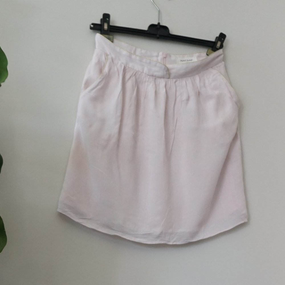 Powder pink mini skirt with golden details